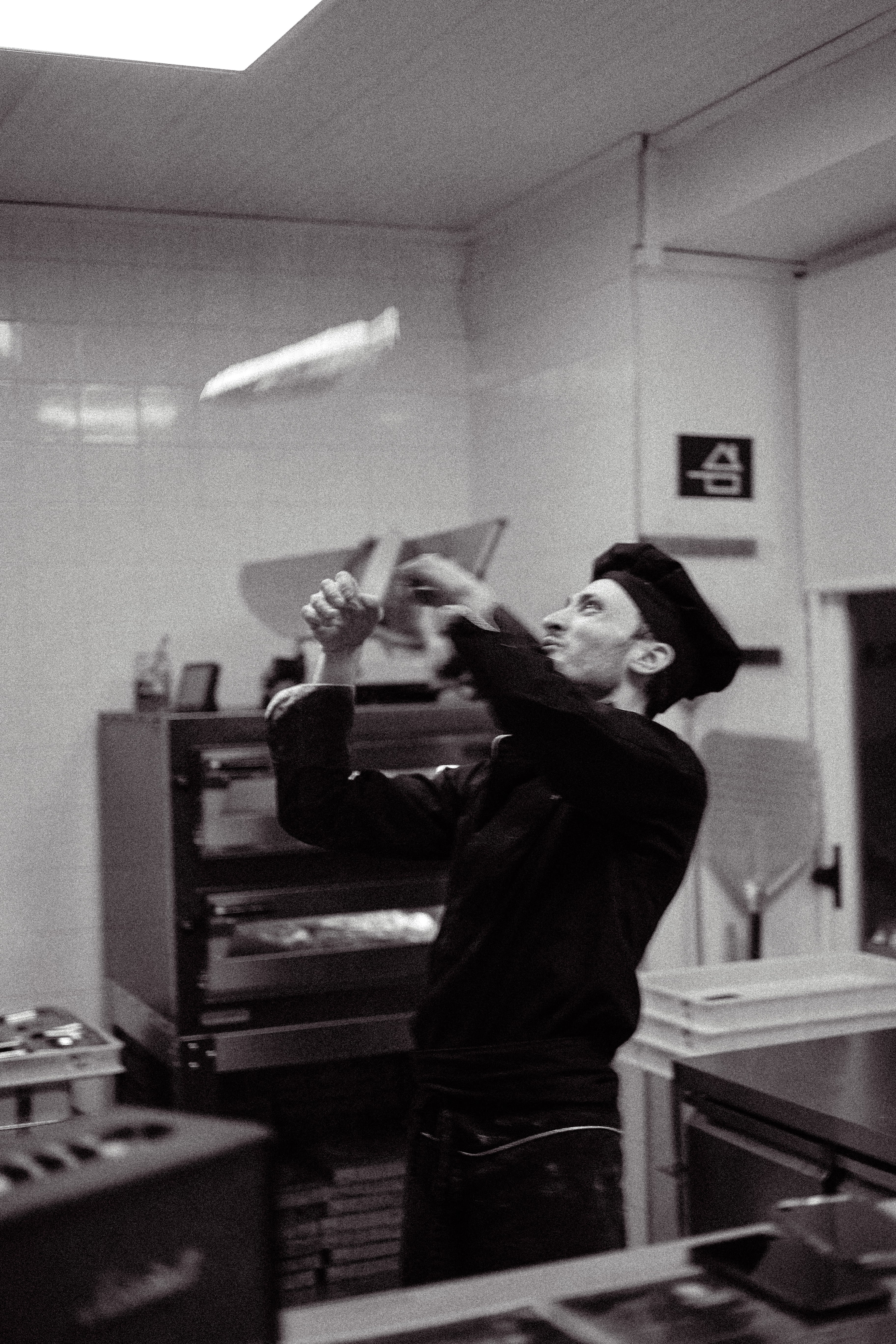 Christopher faisant tourner une pizza - Pizza Luna