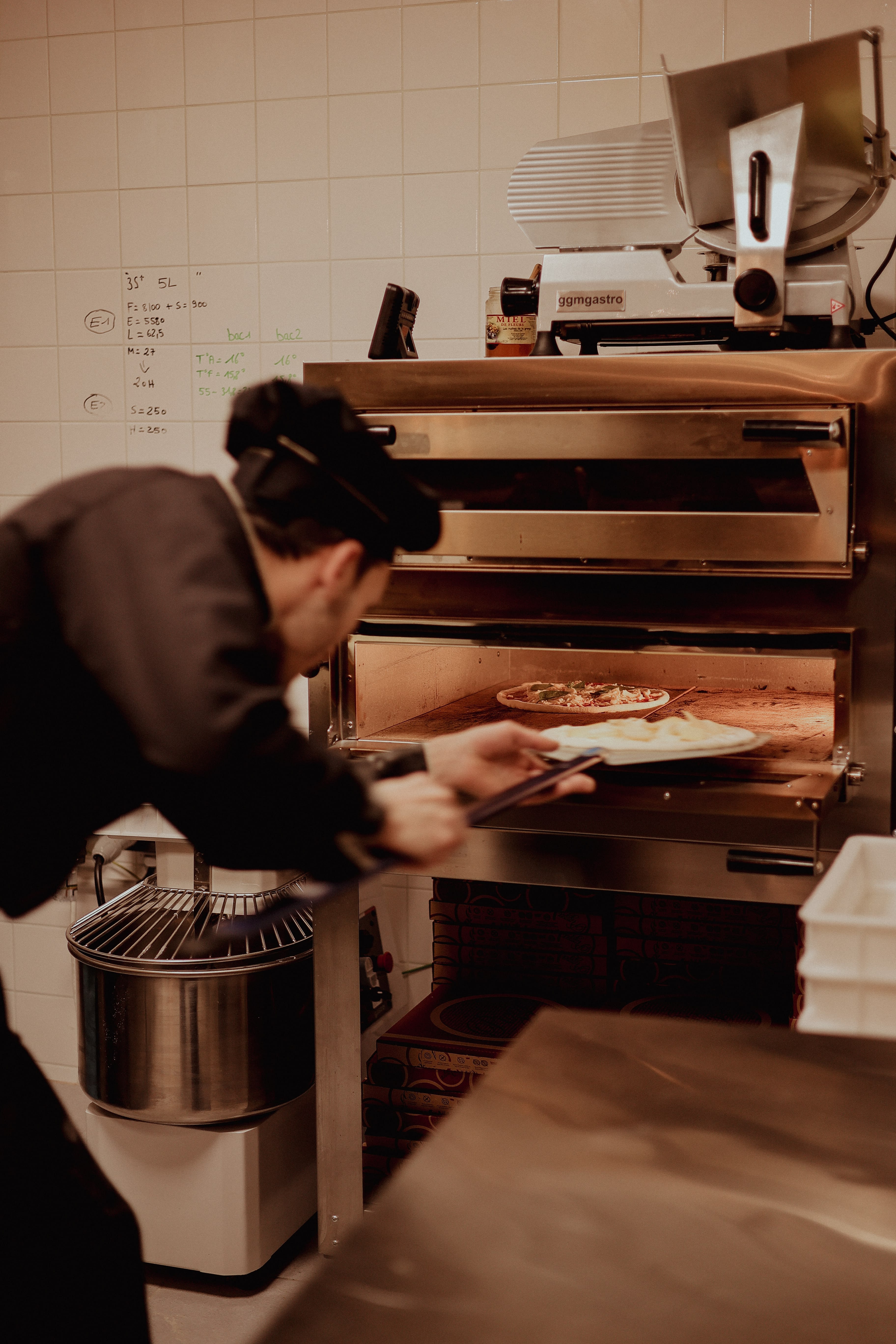 Christopher préparant une pizza à saint-gobain - Pizza Luna
