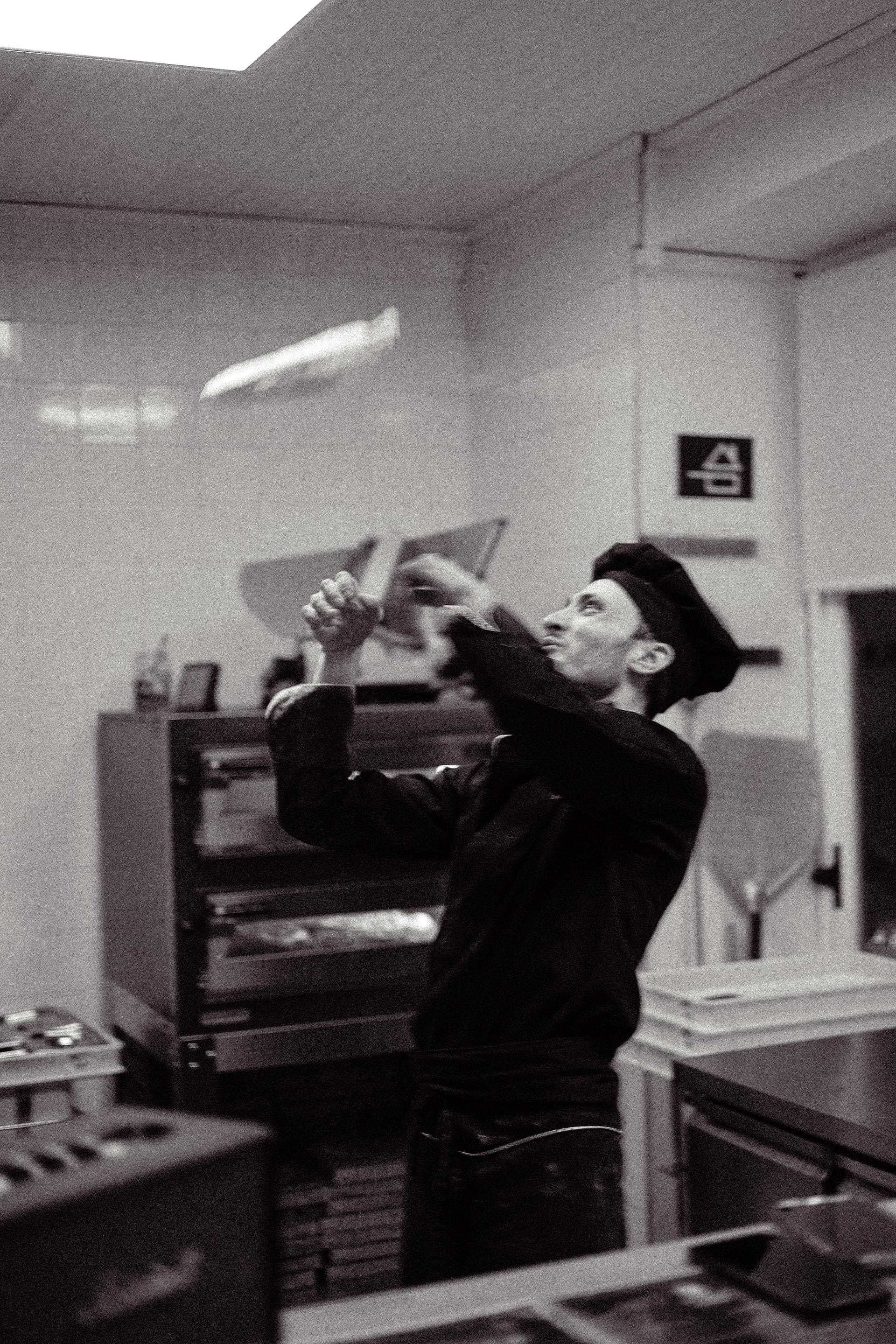 Christopher faisant tourner une pizza - Pizza Luna